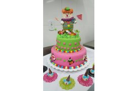  Somos especializados em bolos de casamento. Encomenda bolos decorados para datas especiais. Bolo para Aniversrios e Eventos. Salgadinhos para Festa.