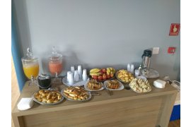  Coffee break / Caf da Manh para eventos com mesa de apoio para montar o buffet com as comidas e garom profissional. Braslia DF. 